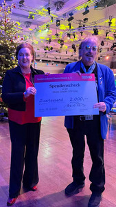 Michaela Engelmeier übergibt Frank Zander den Spendenscheck