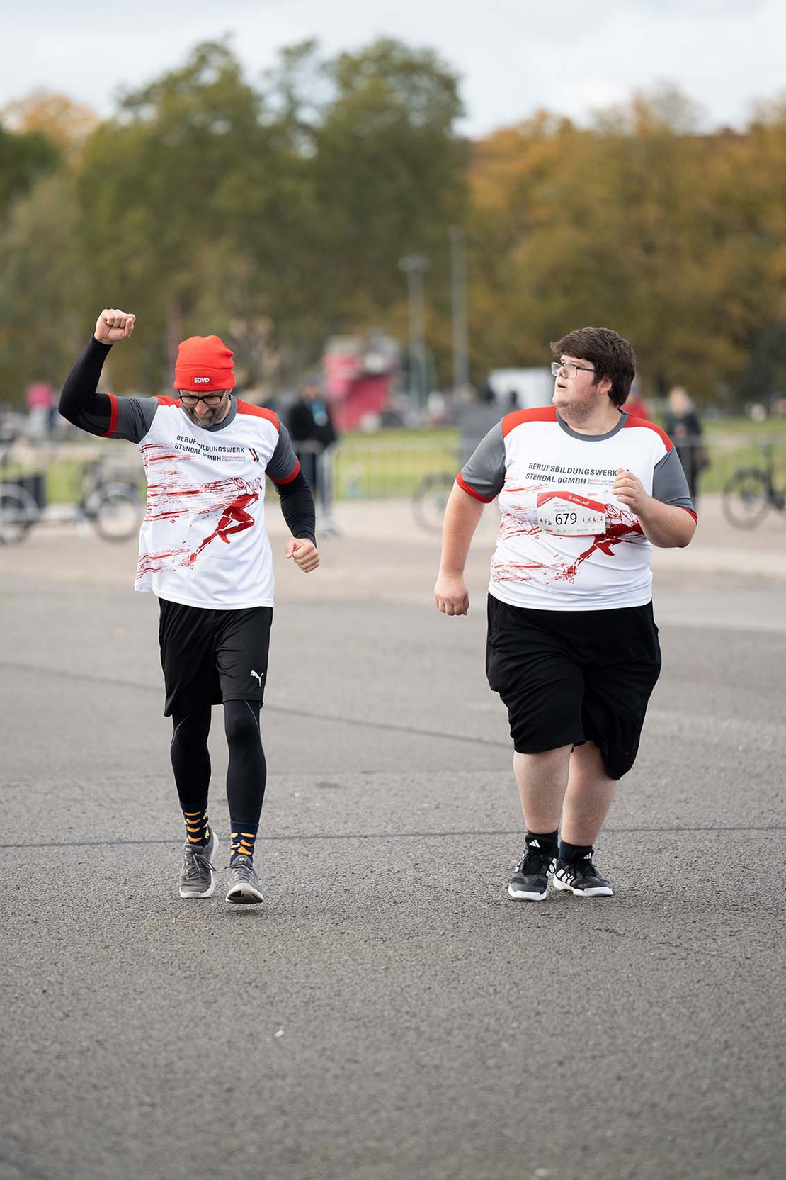Zwei Personen kurz vor der Ziellinie.