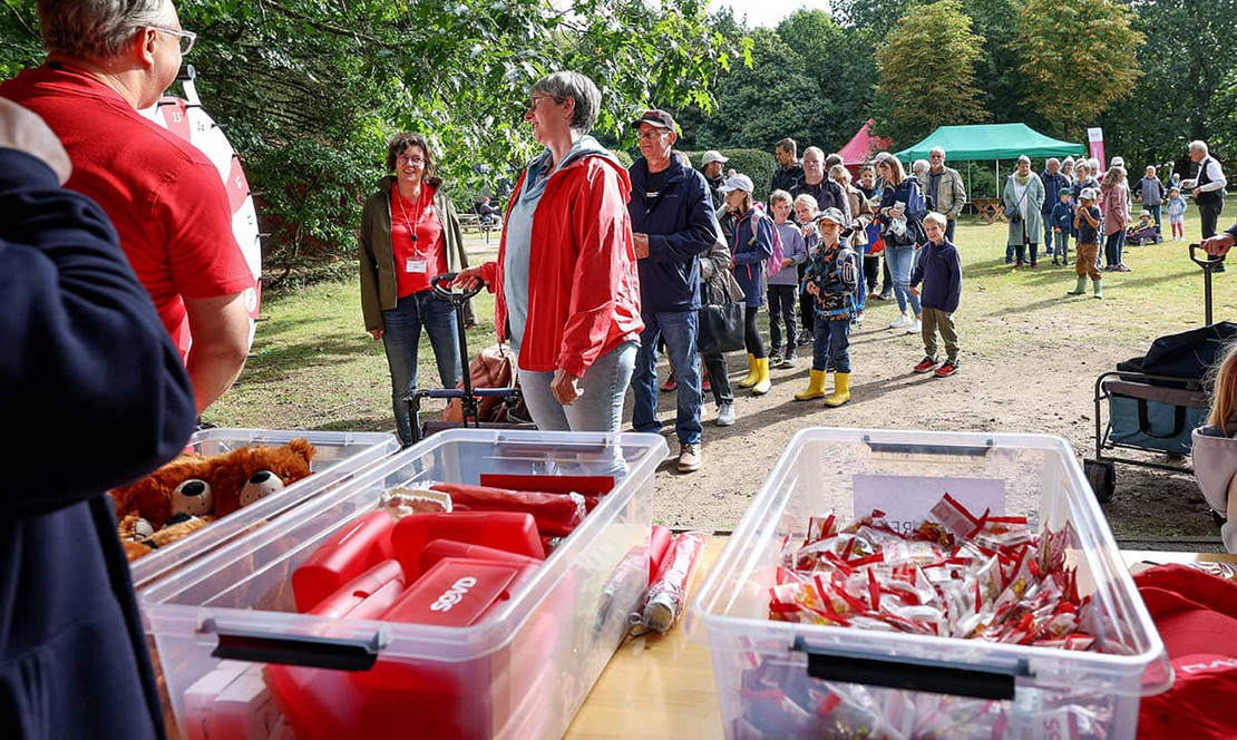 Die Schlange am SoVD-Glücksrad blieb bis zur letzten Minute mehrere Meter lang