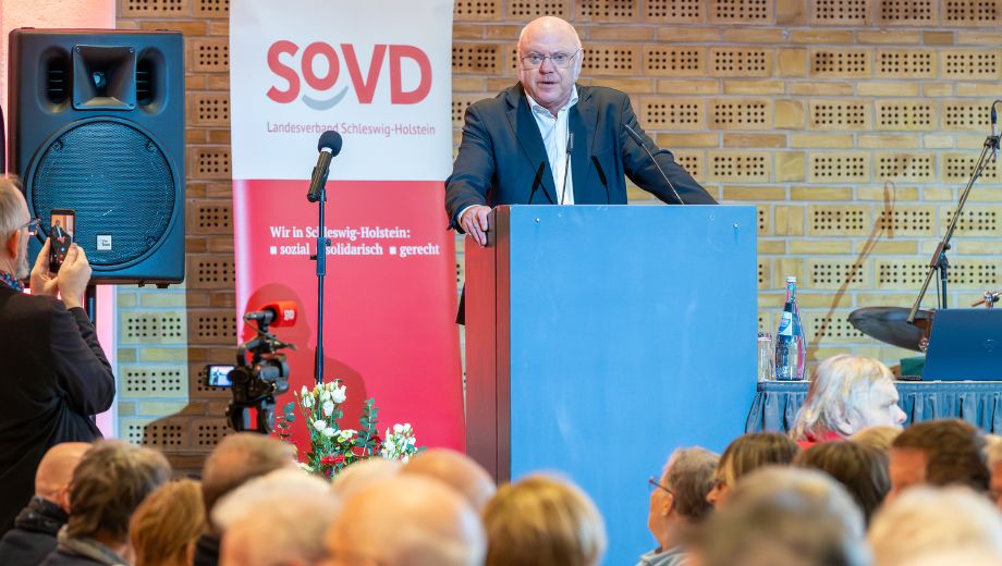 Dr. Ulrich Schneider bei seiner Rede: "Deutschland steht als Sozialstaat auf der Kippe!"